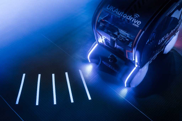 Jaguar Land Rover sta studiando un sistema che permetterà alle auto a guida autonoma di proiettare immagini che indicheranno in anticipo a pedoni e ciclisti le prossime manovre. Il tutto con l'obiettivo di migliorare la sicurezza e la fiducia verso i veicoli a guida autonoma. ©Jaguar Land Rover