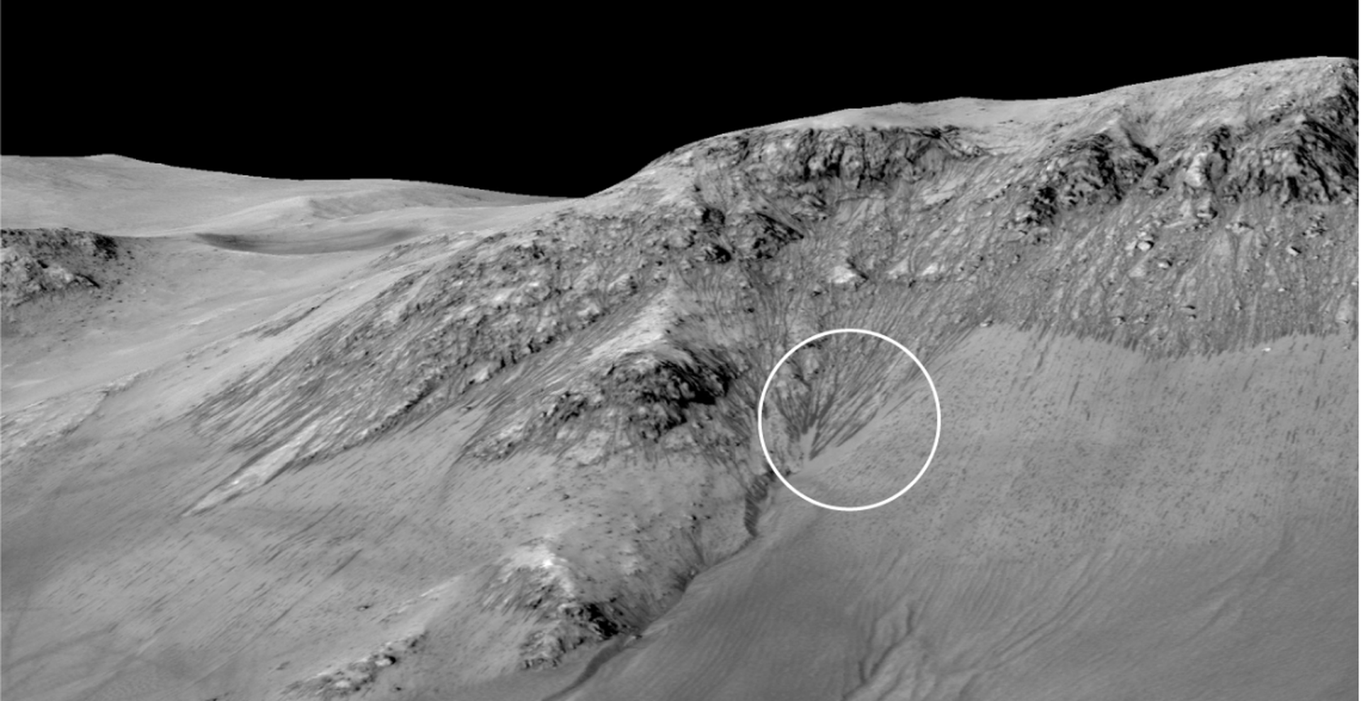 L'annuncio della Nasa. Su Marte acqua allo stato liquido durante i mesi più caldi