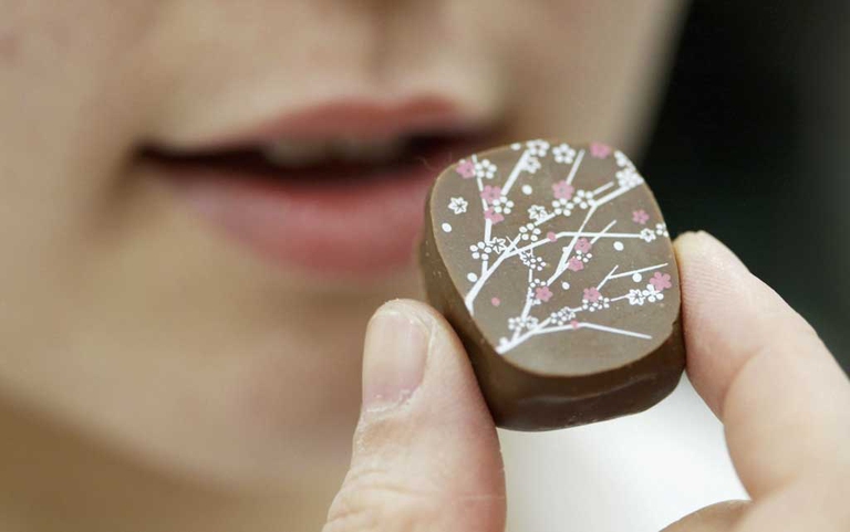 Pensa a mordere una tavoletta di cioccolato
