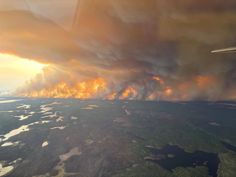Uno dei mega-incendi divampati nella provincia di Manitoba, in Canada
