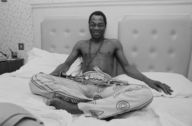 Fela Kuti in un hotel inglese nel 1984
