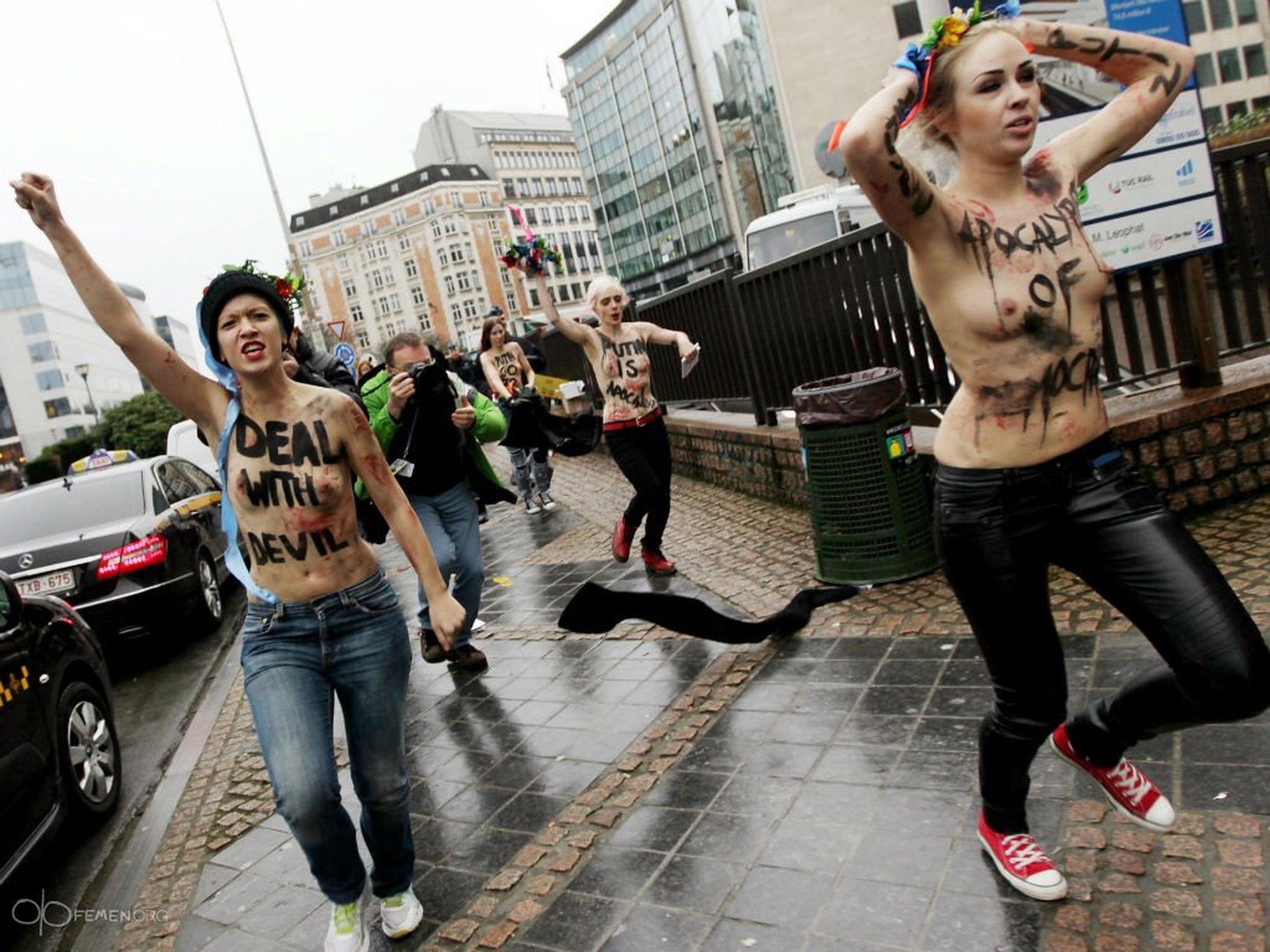 Le Femen sfilano sul tappeto rosso a Berlino