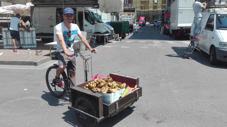 La cargo-bike dell'associazione Fucine Vulcano per aiutare i ragazzi di RECUP a raccogliere le cassette nei punti di distribuzione ©www.fucinevulcano.org