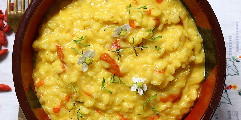 Risotto speziato con bacche di goji e latte di cocco. La ricetta che accarezza il palato