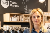 Davanti a un caffè, la formalità scompare. Nasce l’inaspettato, che fa la differenza