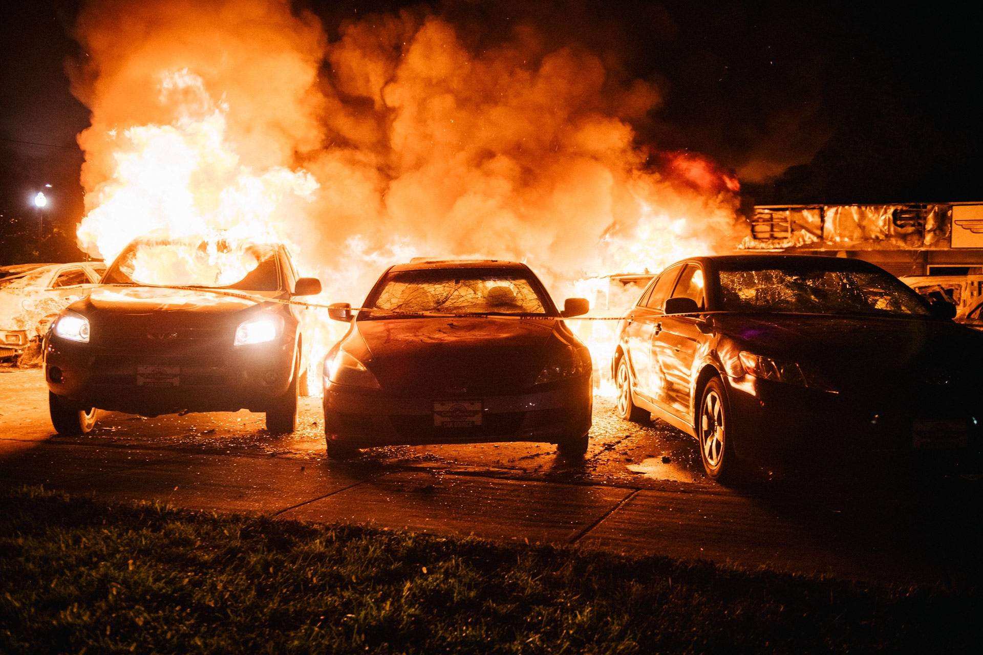 Macchine incendiate durante le proteste per Jacob Blake