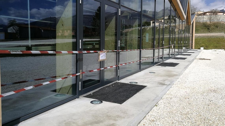 Il sequestro è stato notificato dai carabinieri per disposizione della procura di Spoleto. Un provvedimento di sequestro analogo aveva riguardato anche il centro polivalente di Ancarano. Anche in quel caso un avviso di garanzia era stato notificato al sindaco Alemanno.