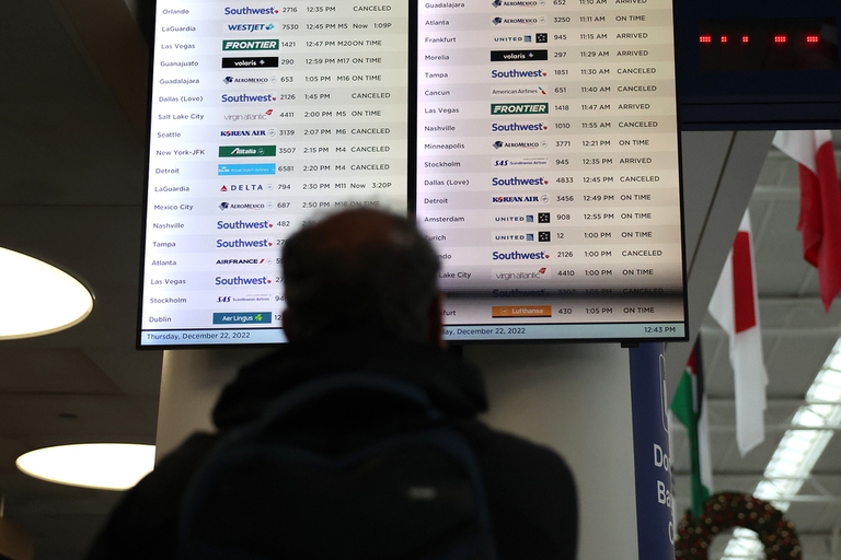 voli aerei cancellati per la neve