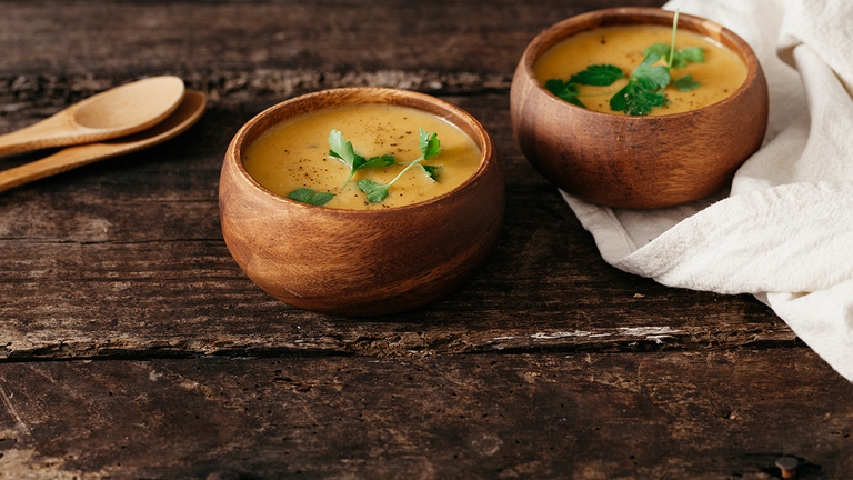Zuppa di patate dolci, latte di cocco e cardamomo