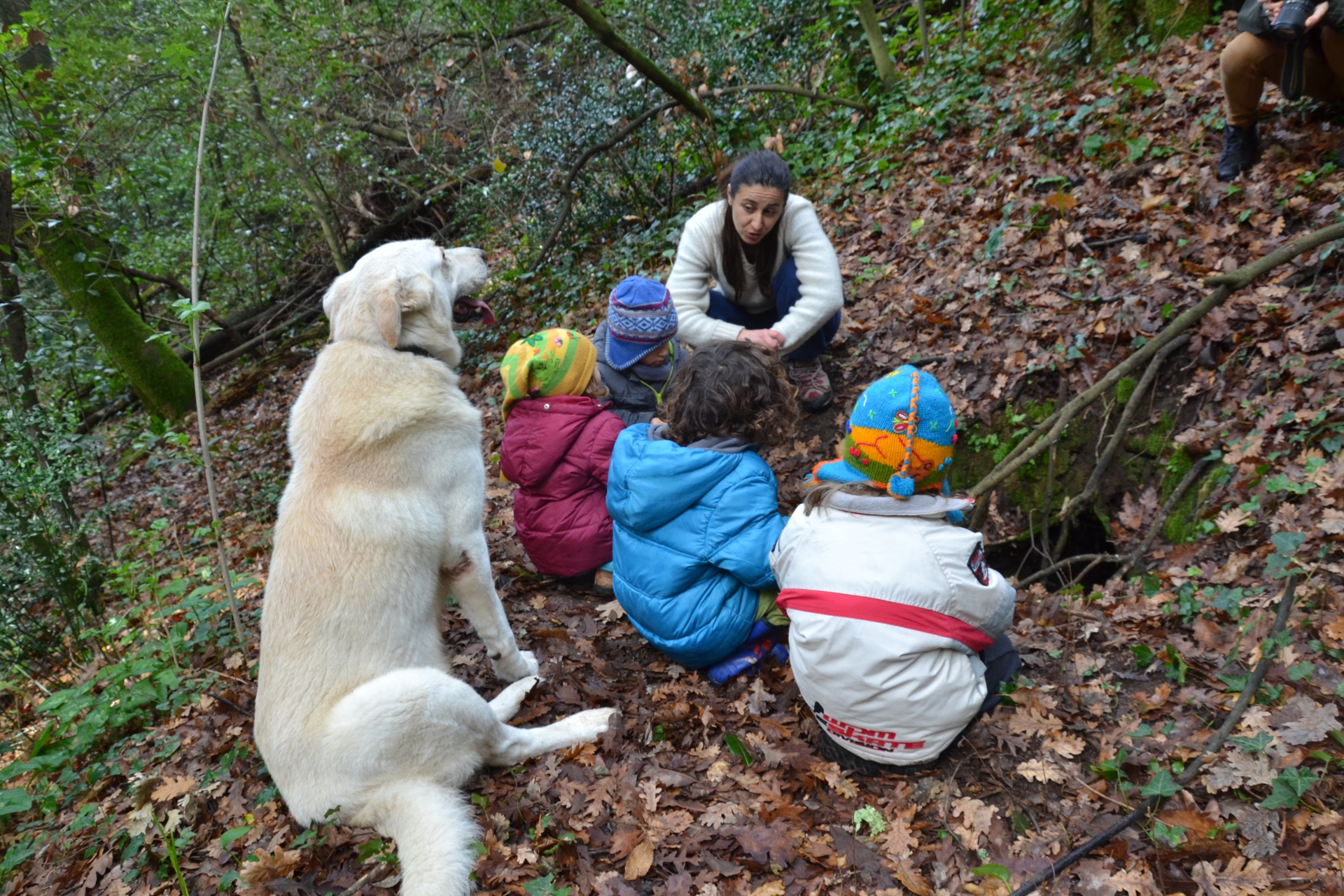 Asilo nel Bosco di Lanuvio - I bambini con la loro educatrice Valentina Caracuta