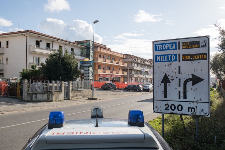 Un cartello stradale crivellato di colpi in Calabria