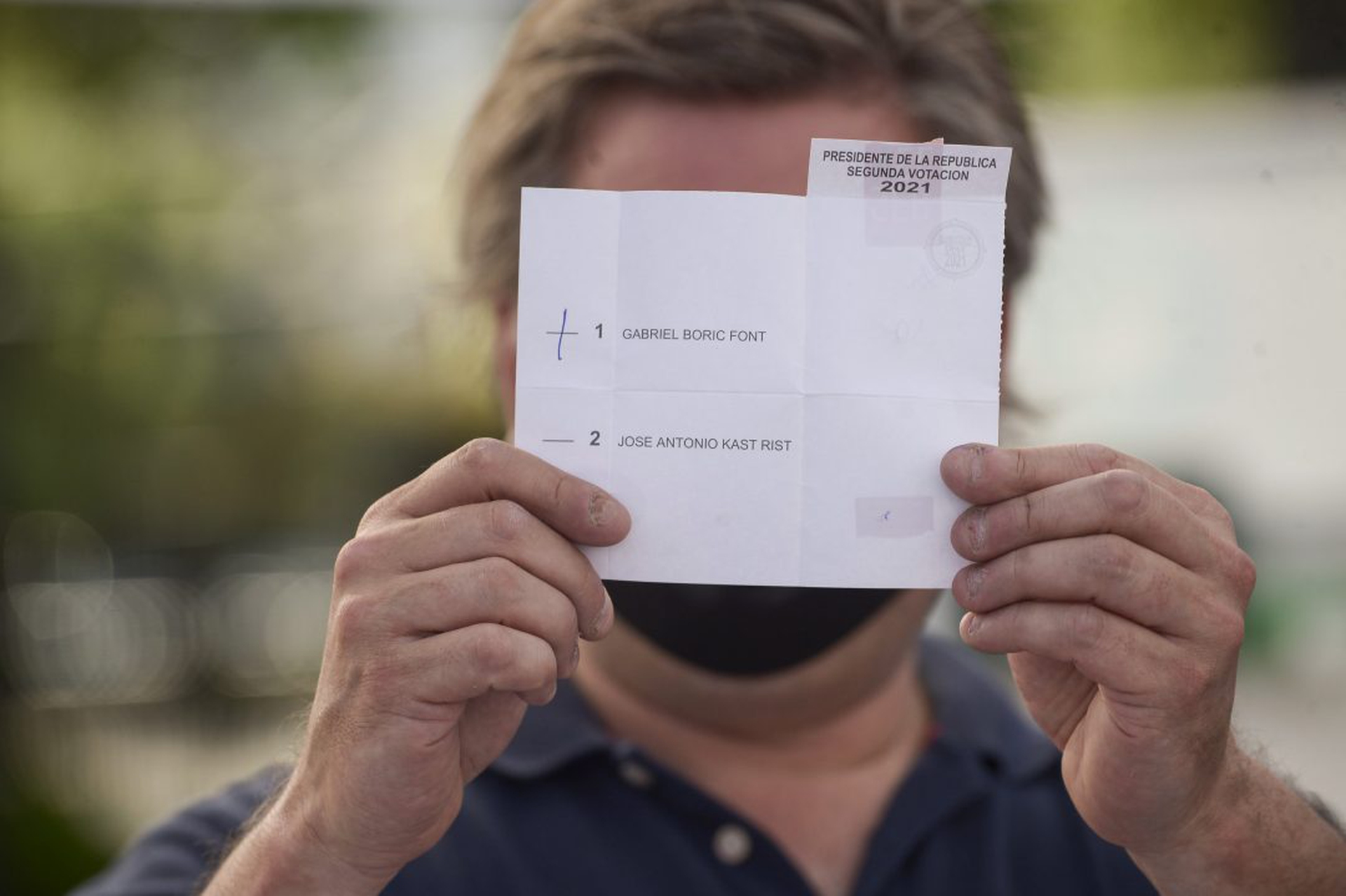 Chileans Choose Between Right and Left In Tight Presidential Run-off