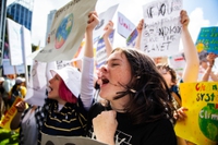 La denuncia alla Corte dei diritti umani di sei giovani attivisti. Gli Stati non rispettano gli accordi climatici