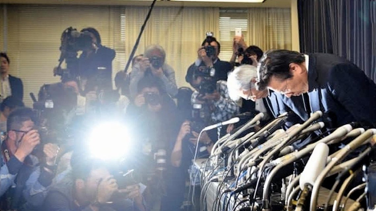 Dirigenti Mitsubishi si inchinano in segno di scuse durante una conferenza stampa. © Epa