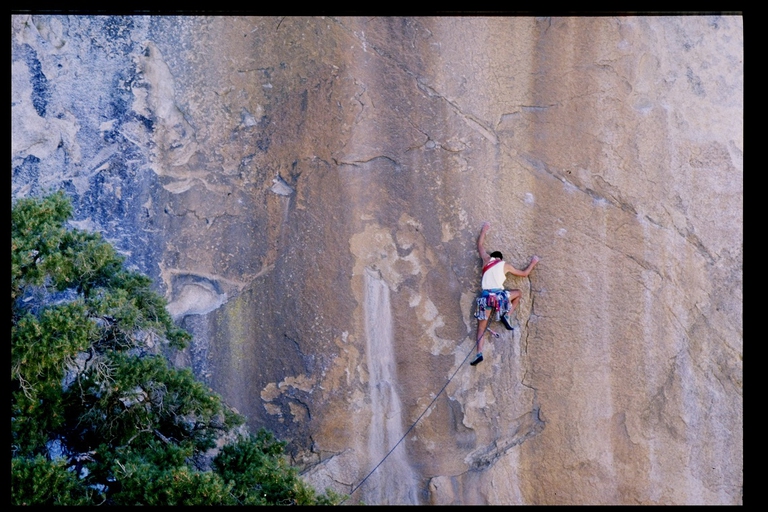 Scalatore si arrampica sul Joshua Tree National Monument in California