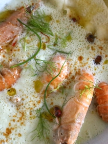 Crema fredda di cetrioli con carasau e gamberi del Mediterraneo, ricetta estiva
