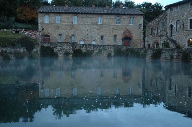 La vasca in piazza della Sorgente