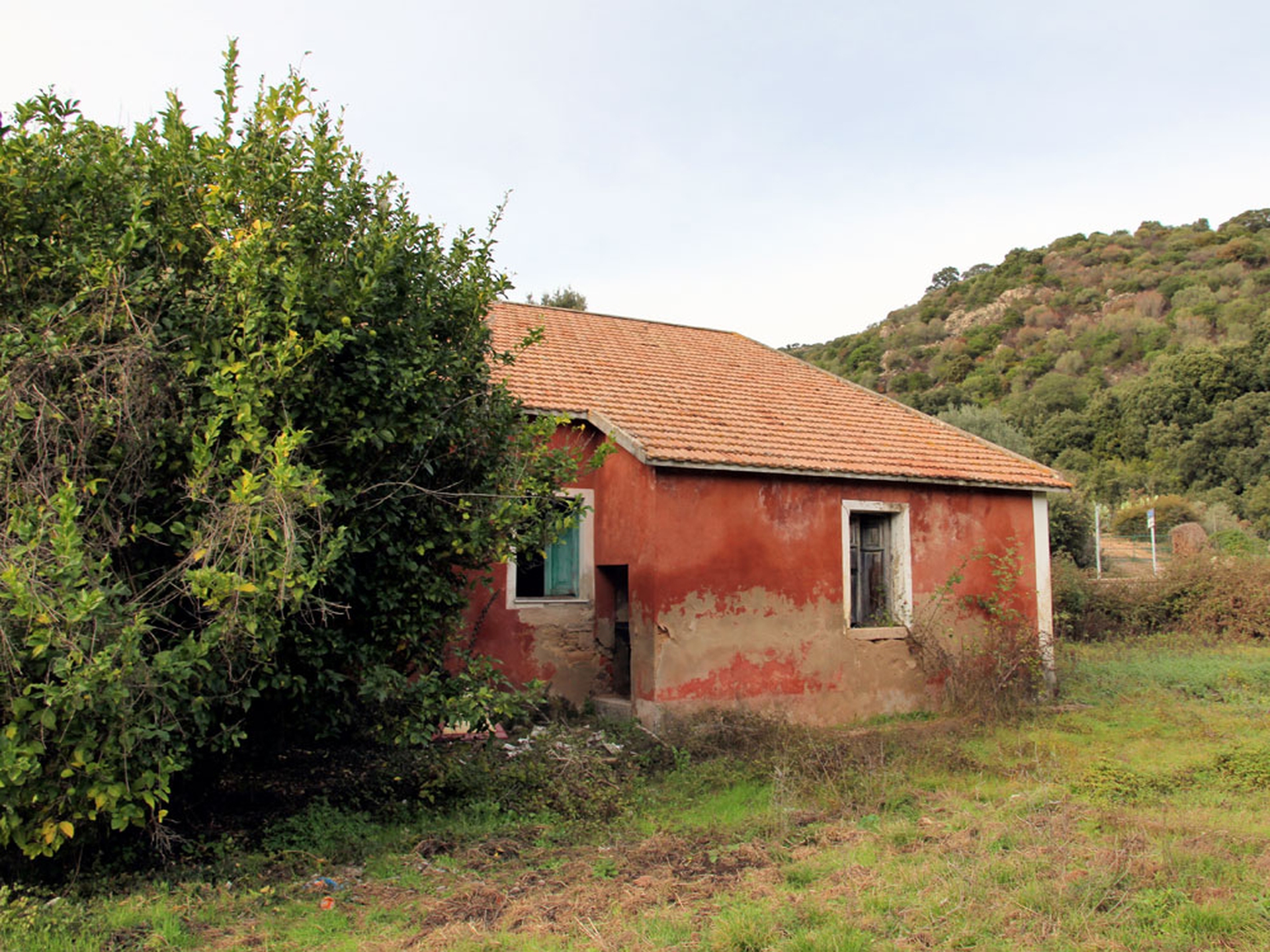 Bortigiadas_-_Casa_cantoniera_di_La_Fumosa_-_SS_127_(05)