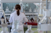 Biossido di titanio, la sostanza nelle creme solari che la lobby della chimica non vuole indicare in etichetta