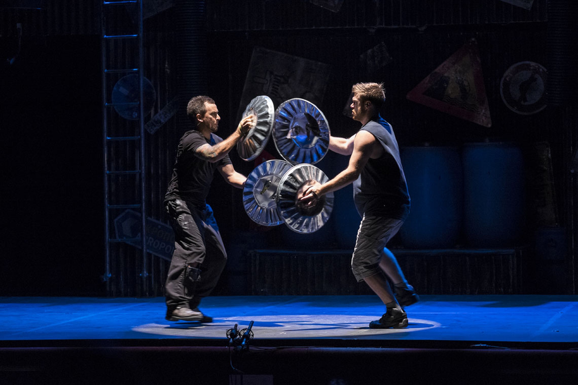 I coperchi dei bidoni come strumenti musicali