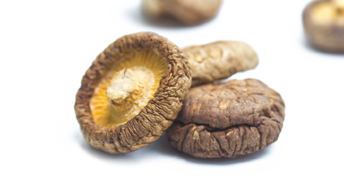 Funghi shiitake secchi: proprietà e ricette | LifeGate