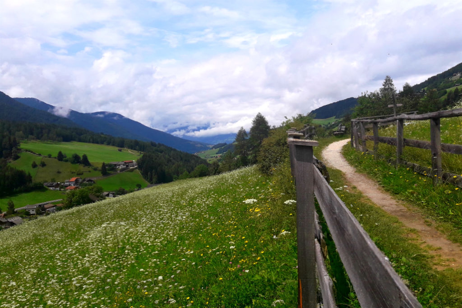 La valle vista dalla cima