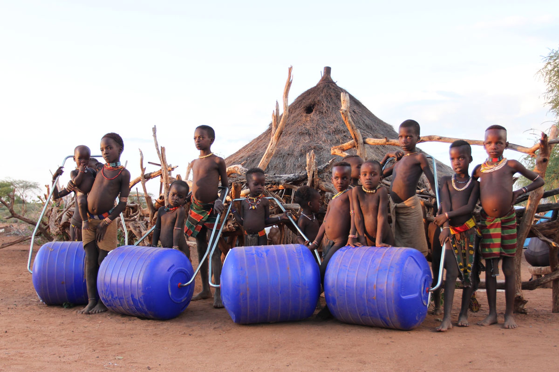 Un gruppo di ragazzi con un'innovazione per il trasporto dell'acqua