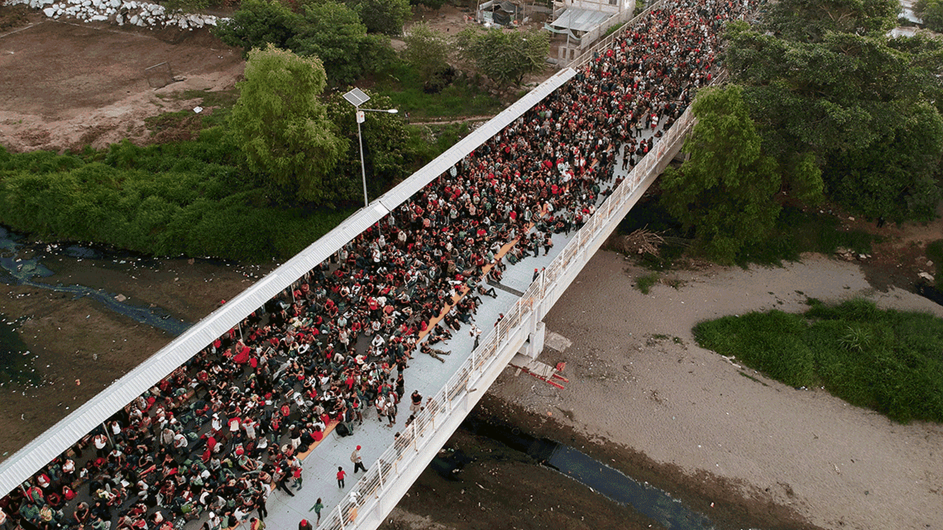 La carovana di migranti bloccata su un ponte al confine tra Guatemala e Messico