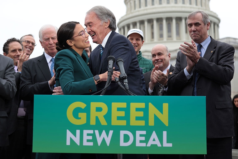 Alexandria Ocasio-Cortez e il senatore Ed Markey presentano a Washington il Green new deal