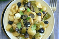 Orecchiette con friggitelli, mirtilli e crema di burrata. La ricetta