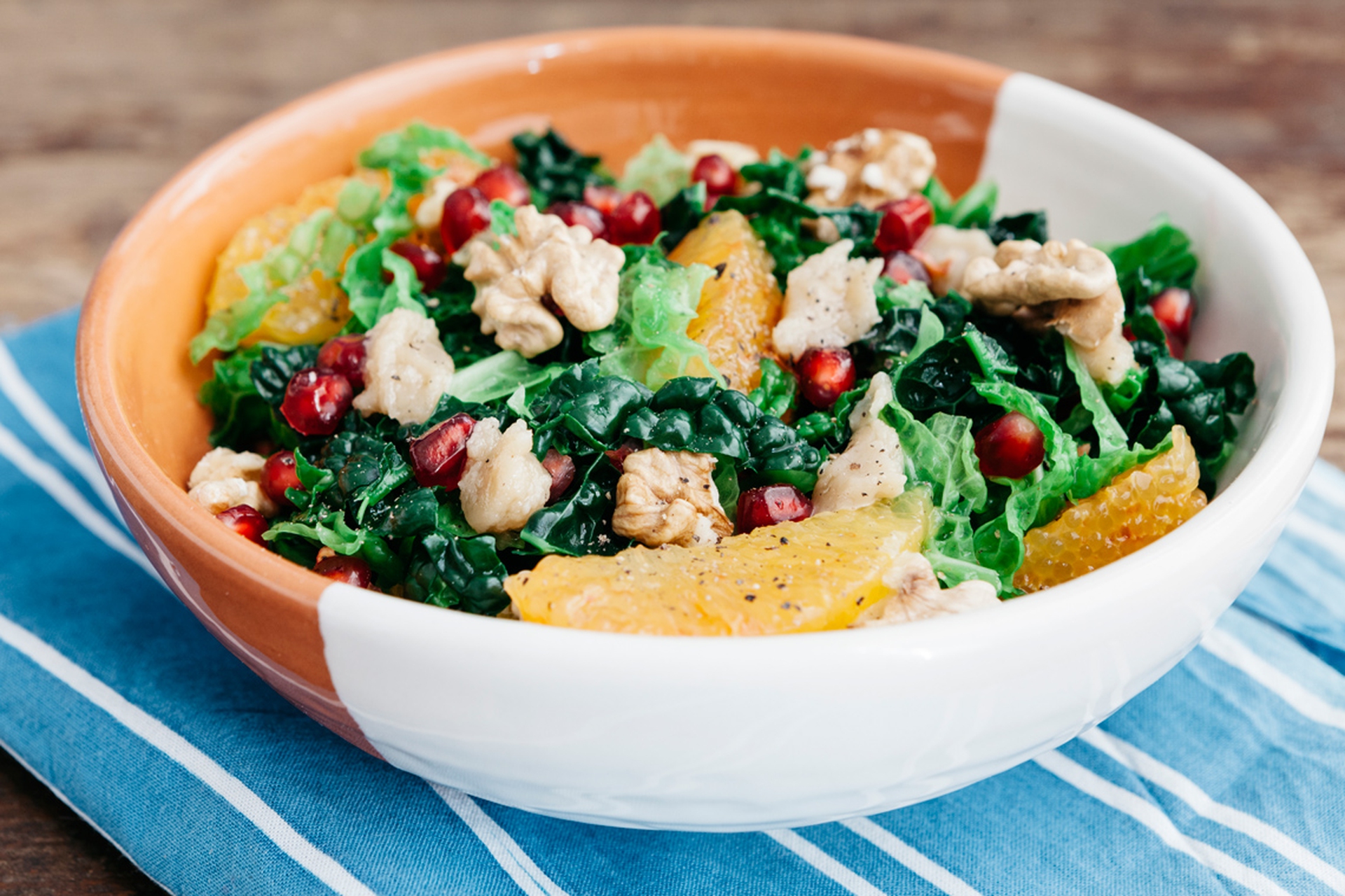 Insalata di verza, cavolo nero, arance e noci