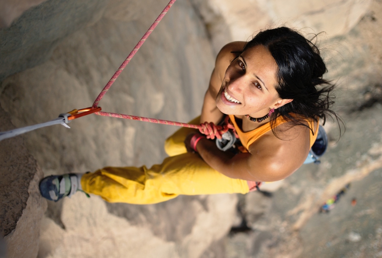 Nasim Eshqi si gode una pausa durante un'ascesa in parete