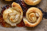 Girelle di pasta sfoglia con pere, formaggio erborinato, miele e sesamo