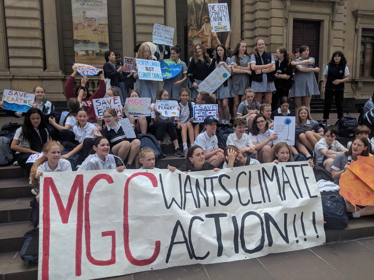 La scuola femminile di Melbourne protesta contro i cambiamenti climatici