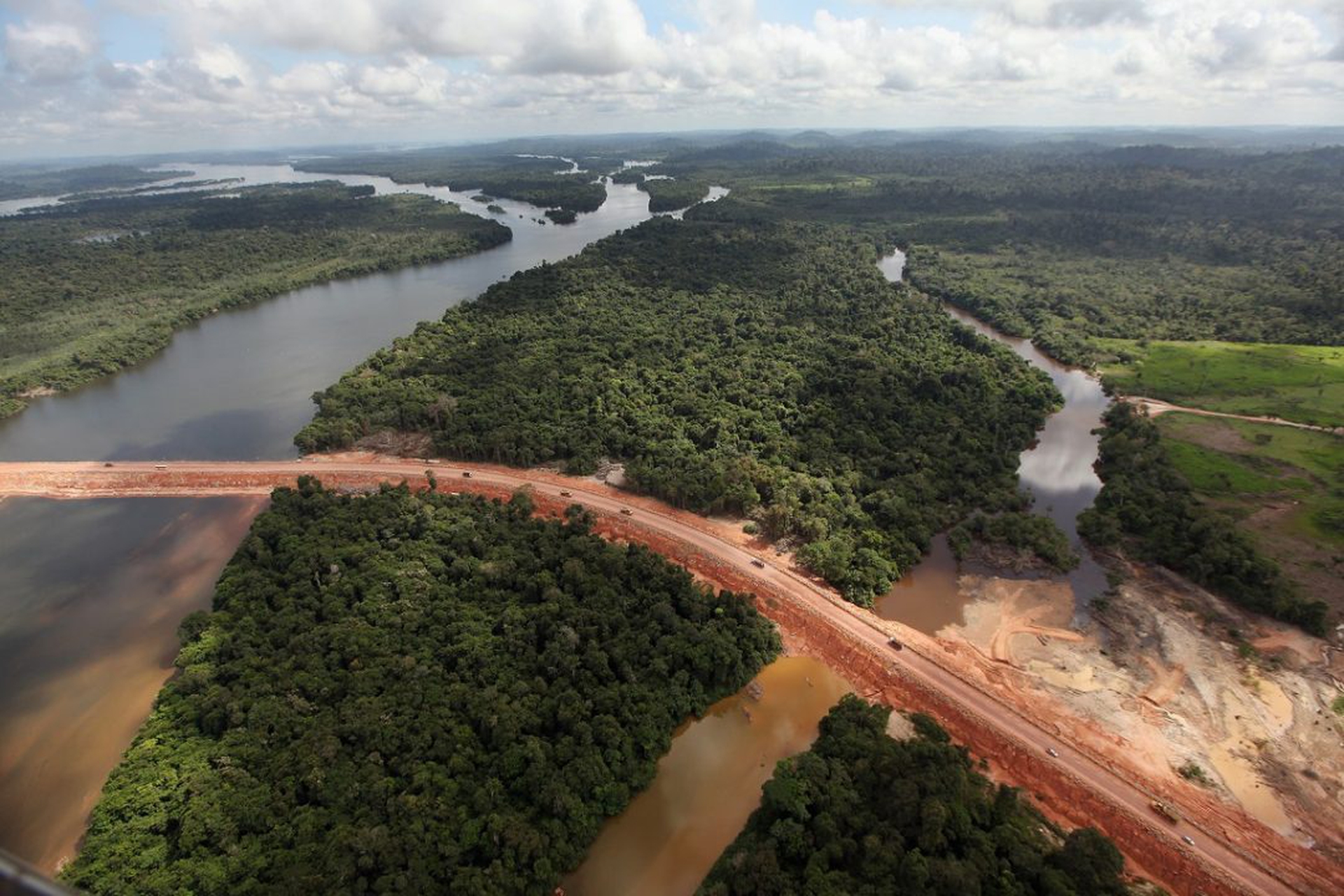 Strada che attraversa l'Amazzonia