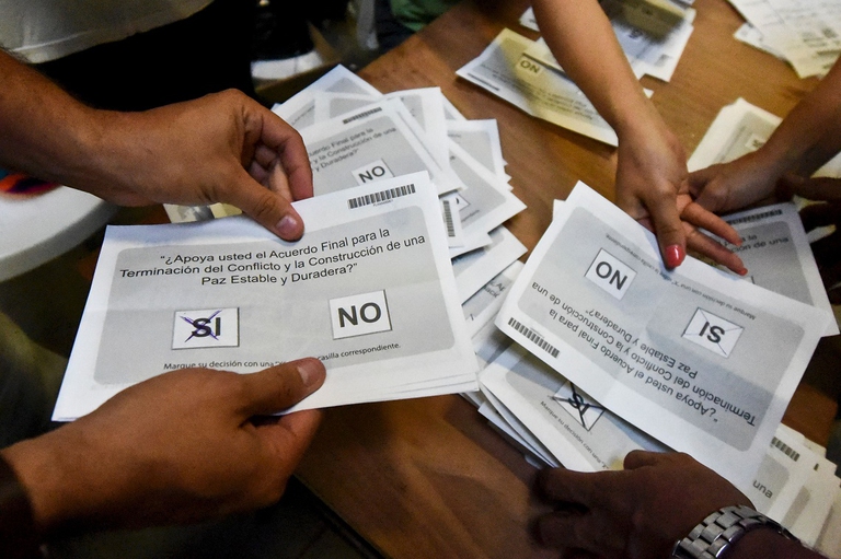Lo scrutinio dei voti del referendum in Colombia