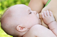 Allattare in pubblico: petizione sul web per tutelare le mamme