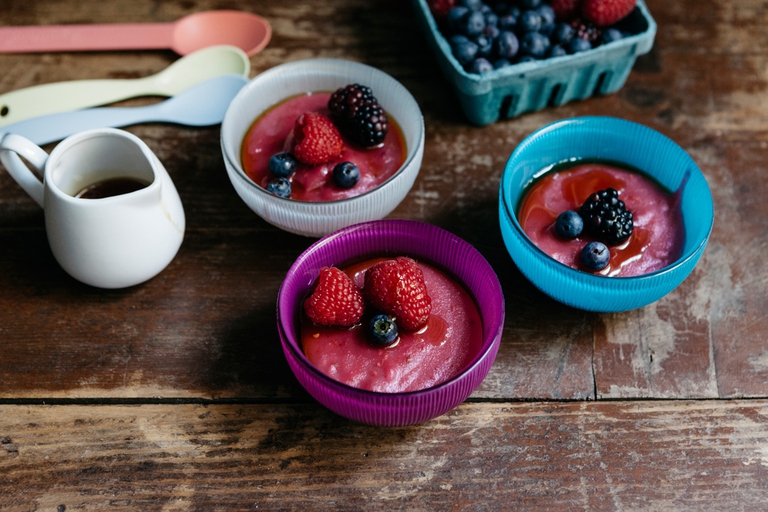Budino con latte di riso e frutti di bosco