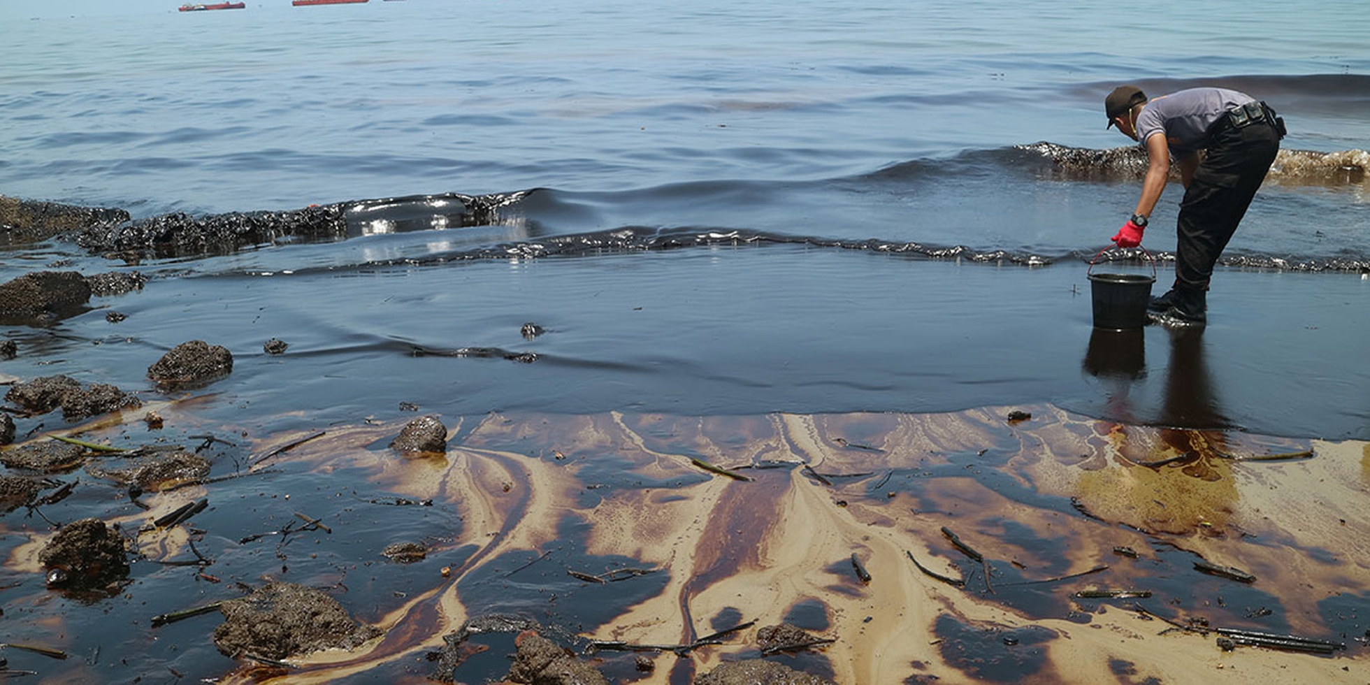 Сосна утонет в нефти. Загрязнение океана разливы нефти. Финский залив загрязнение воды. Разлив нефтепродуктов в мировом океане. Загрязнение мирового океана нефтяными пятнами.