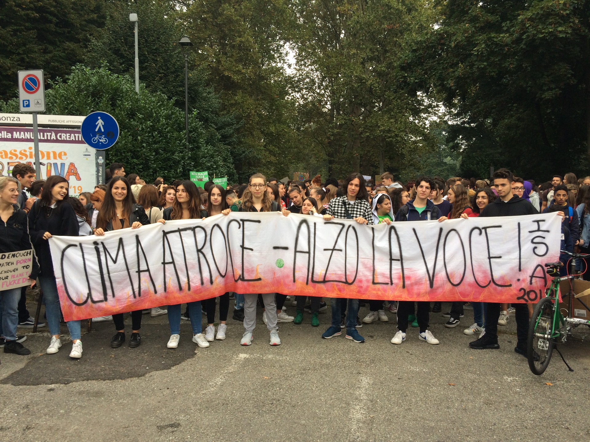 Uno degli striscioni di Monza