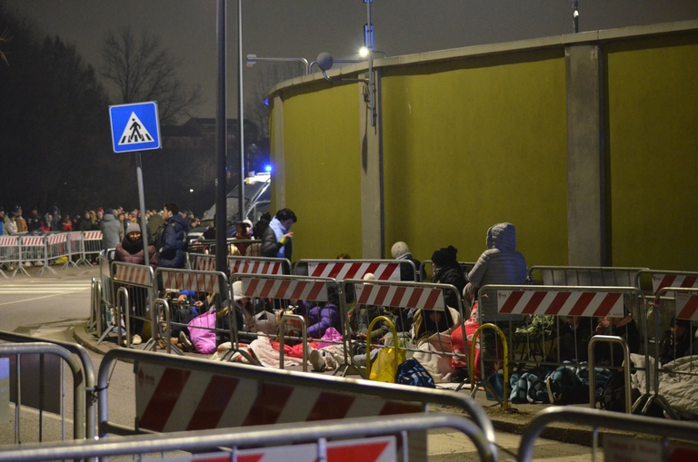 stranieri alla questura di Milano