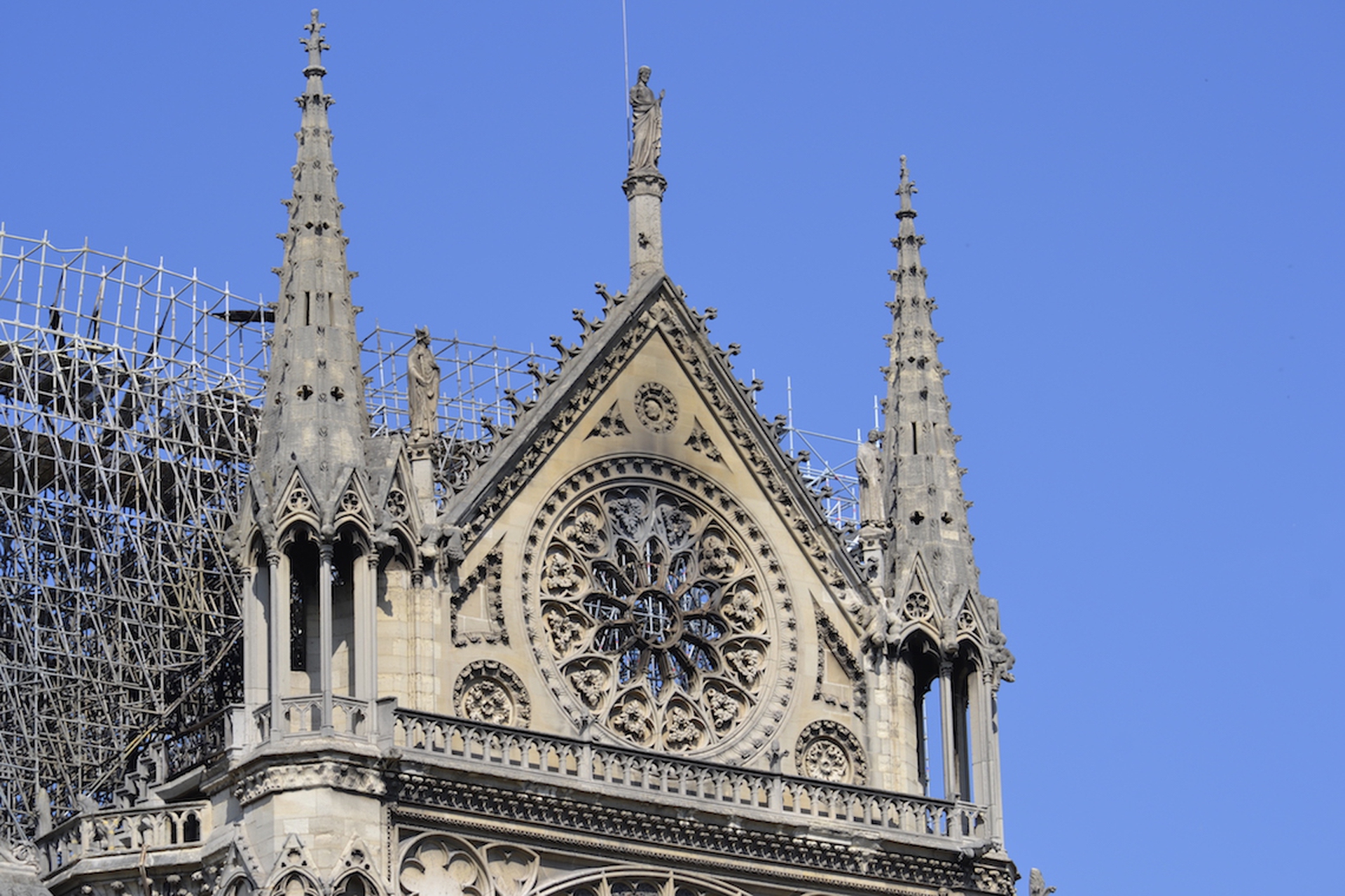 La cattedrale di Notre Dame a Parigi dopo il rogo22