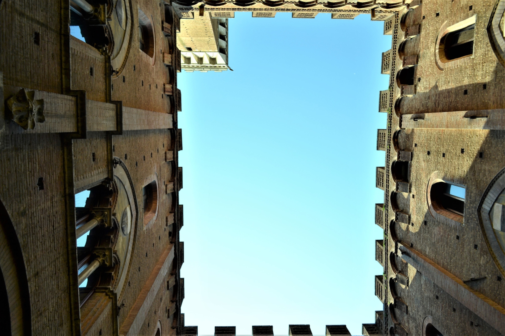 Uno sguardo al cielo all'interno del Palazzo Comunale