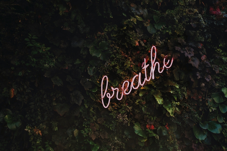 breathe neon meditazione