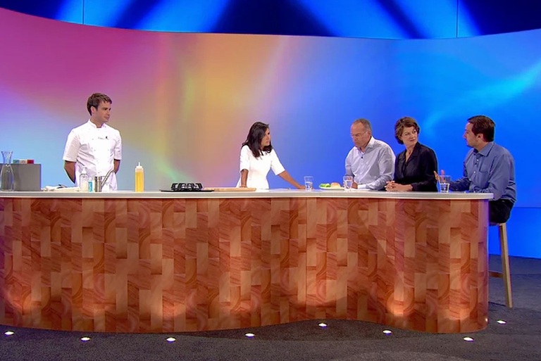 L'hamburger da 330.000 dollari di Mark Post, Mosa Meat, viene cucinato e assaggiato in diretta tv.