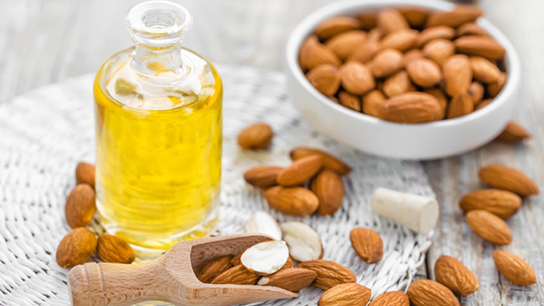 Nella formula è presente anche l'olio di mandorle dolci - Ingimage