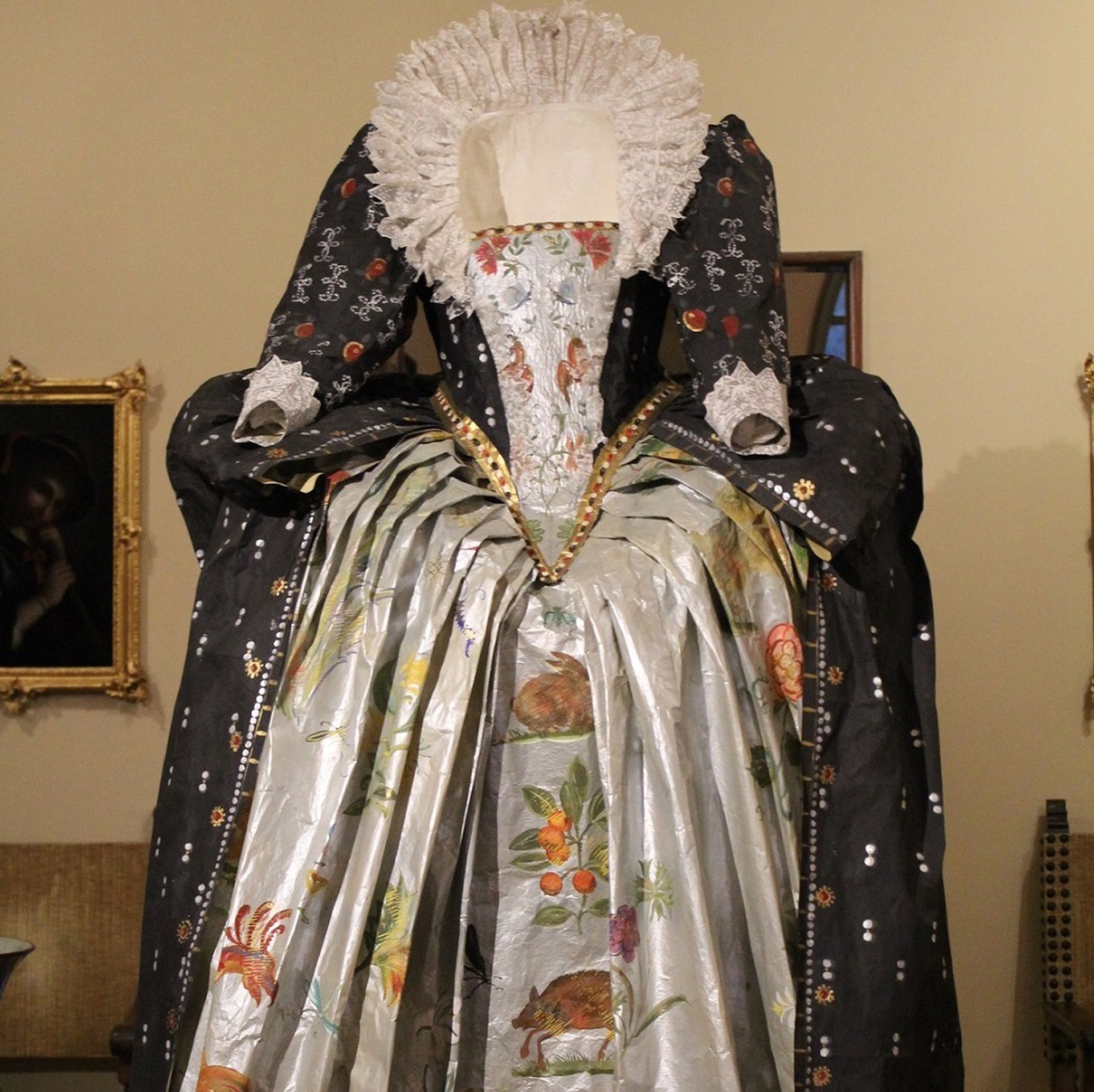 La collezione di abiti in carta alla Villa Necchi Campiglio