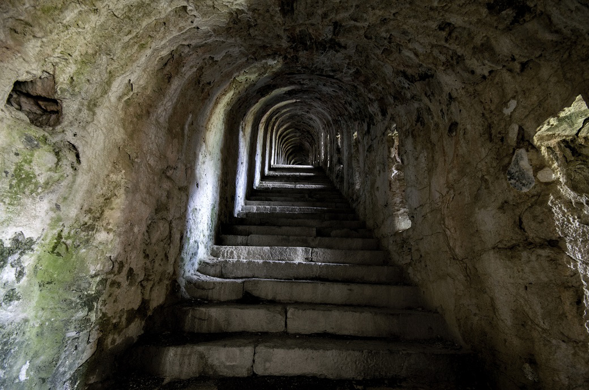 La scala coperta dei 4000 gradini al Forte di Fenestrelle