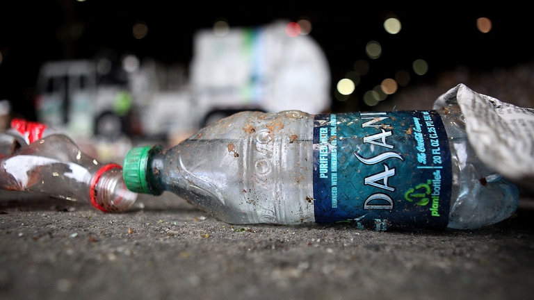 Bottiglia di plastica all'interno della struttura di riciclaggio