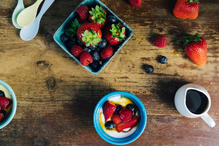 Merenda di yogurt e frutti di bosco